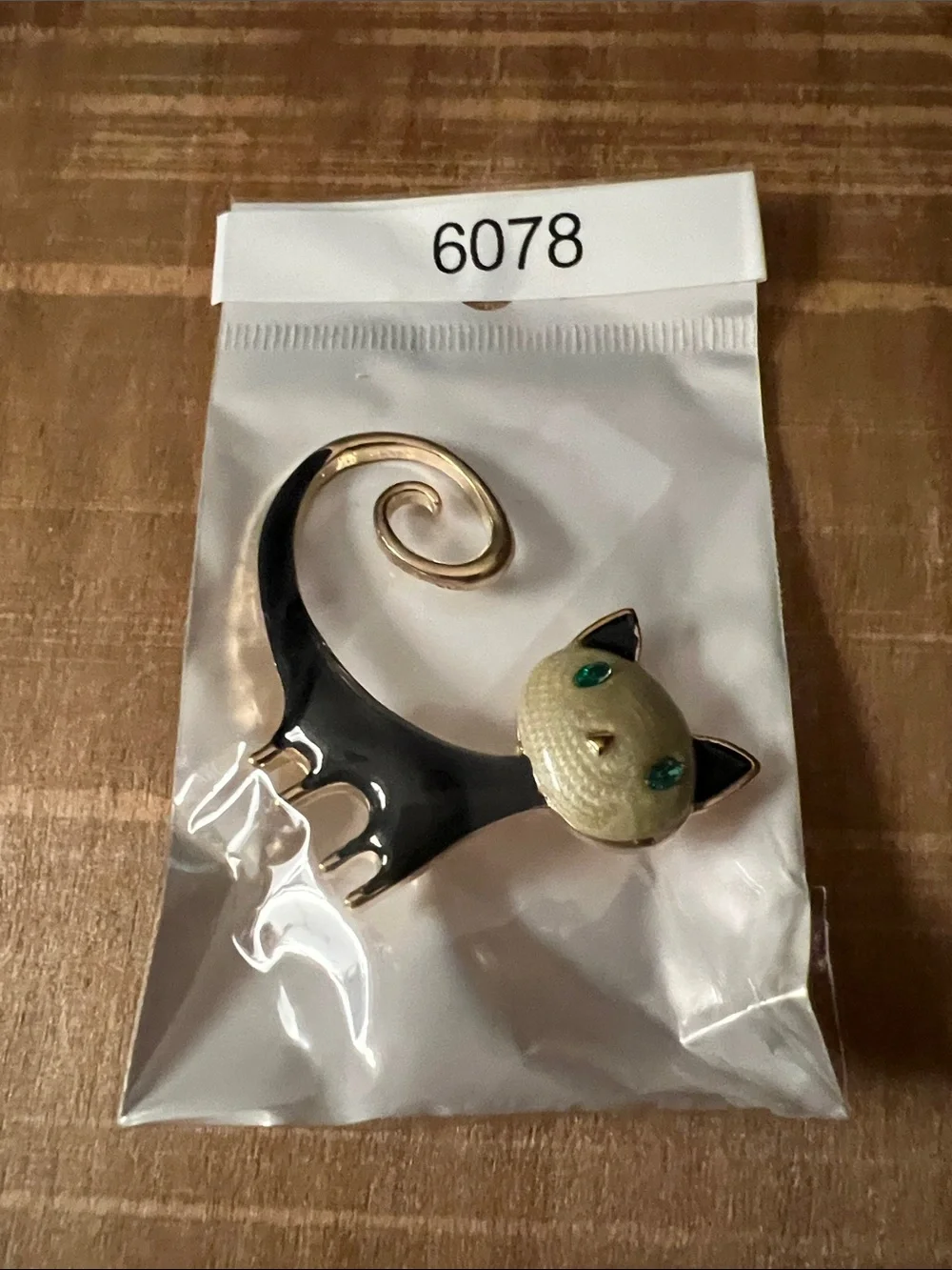 3/$18 Enamel Black Cat Brooch with Cream Face and Green Eyes Lot 6078